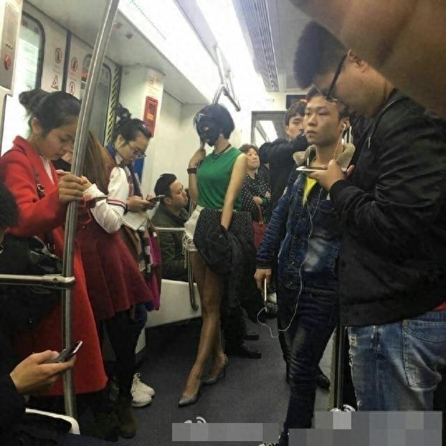 宁波地铁面膜姐爆红，一晚上刷爆朋友圈！