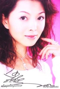 ​51岁主持人仇晓素颜近照曝光，温文尔雅气质超凡
