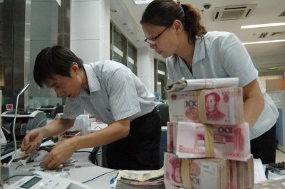 ​柜台取钱必须本人吗？去世或瘫痪怎么办，银行：不想抬人过来？