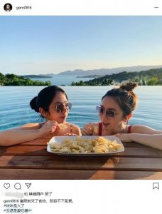 ​邓紫棋与亲妹妹久违同框！两人穿泳装吃薯片，下半张脸一模一样
