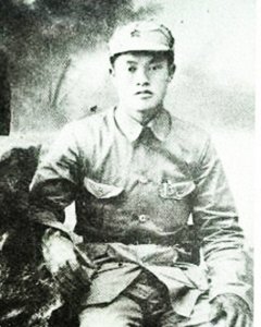 ​他曾担任警卫团团长，论资历应授上将军衔，却隐居老家几十年