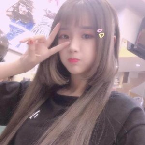 ​杨清柠晒近期美照，手握玩具枪手法娴熟，网友却只注意到她的膝盖！
