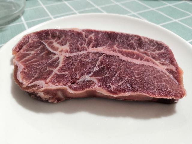 如何做出正宗鲜嫩的西餐牛排（一步步教你做牛排）(13)