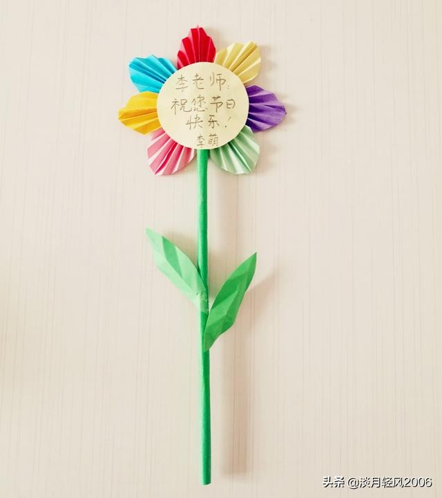 幼儿女神节贺卡制作过程（做一个独特的七色花贺卡）(29)