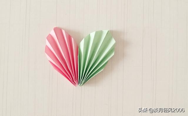 幼儿女神节贺卡制作过程（做一个独特的七色花贺卡）(14)