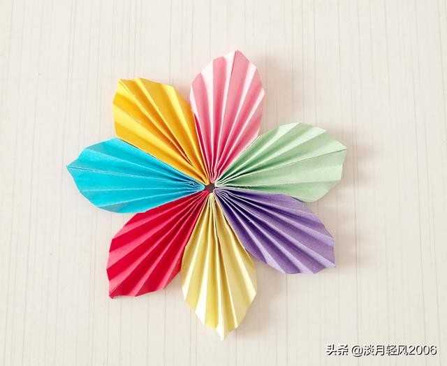 幼儿女神节贺卡制作过程（做一个独特的七色花贺卡）(15)