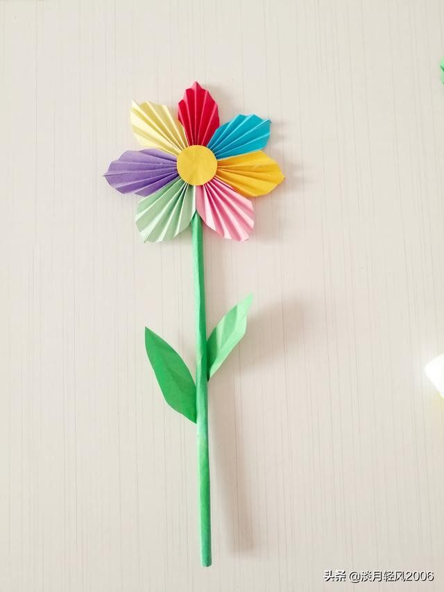幼儿女神节贺卡制作过程（做一个独特的七色花贺卡）(26)