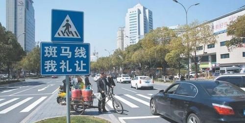 人行横道也叫斑马线吗