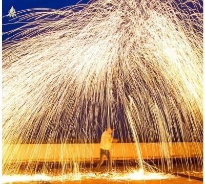 钢丝棉烟花弄到了车玻璃上