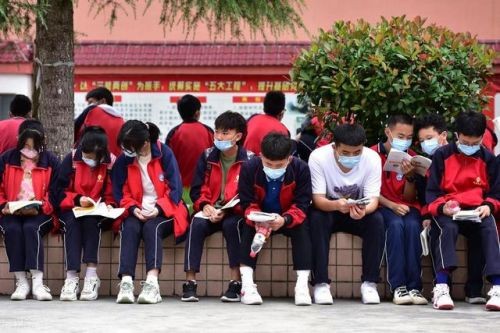 湖北钟祥高考集体作弊(湖北钟祥高考点围堵监考老师事件)-第2张图片-