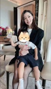 ​宋轶现身新加坡探亲表亲 全家聚餐都是超高颜值