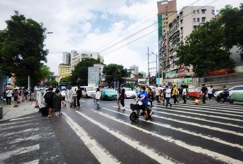 广州男装批发市场(广州地铁旁的“服装王国”)