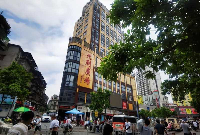 广州男装批发市场(广州地铁旁的“服装王国”)