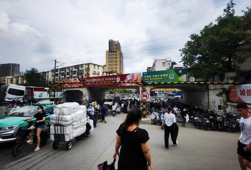 广州男装批发市场(广州地铁旁的“服装王国”)