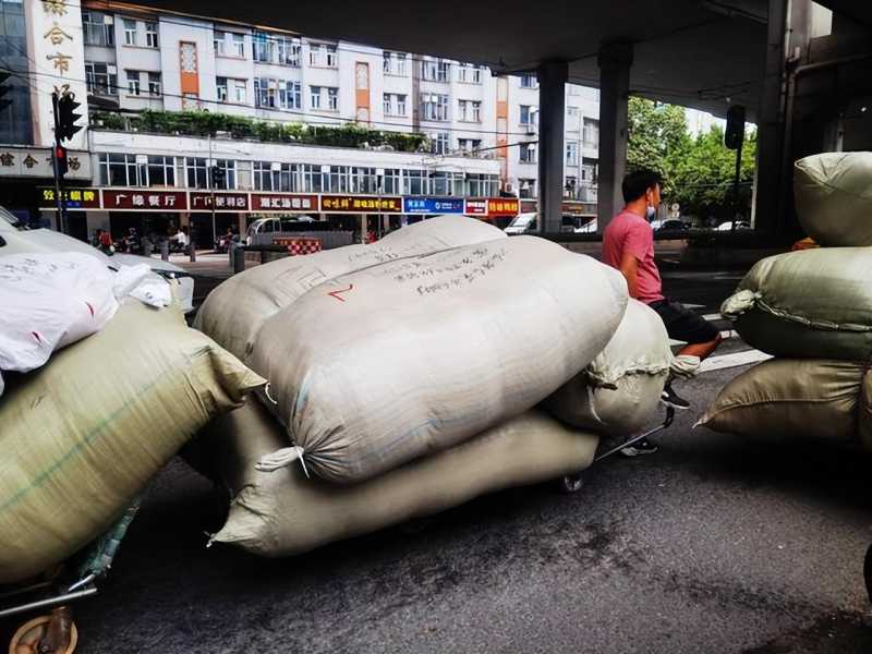 广州男装批发市场(广州地铁旁的“服装王国”)