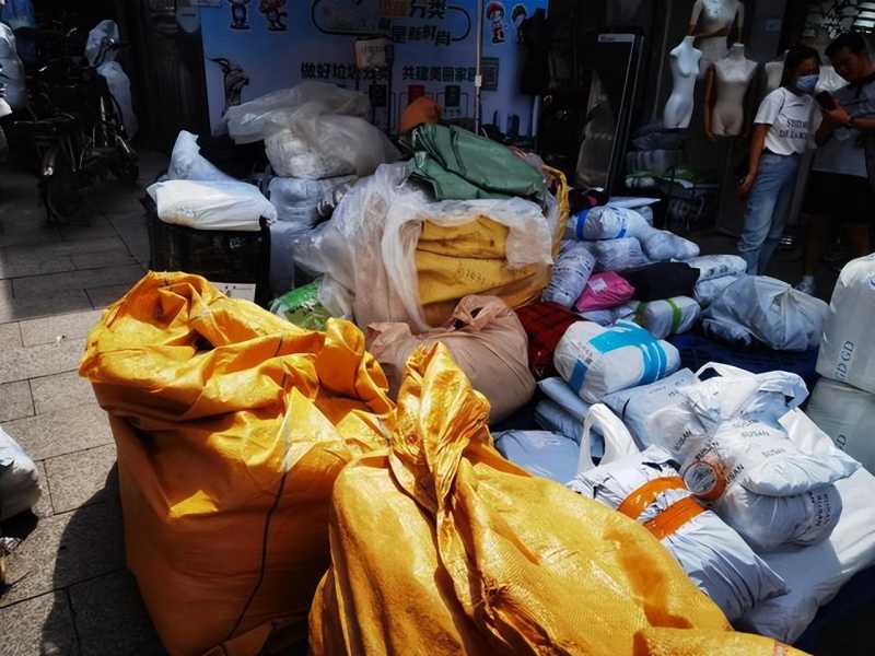 广州男装批发市场(广州地铁旁的“服装王国”)