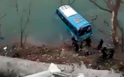 ​陕西一公交坠江致2死13人入院 线路开通不满1个月