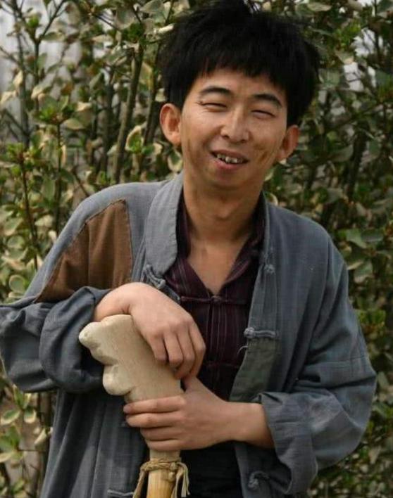 最丑男演员巨兴茂和他的老婆（身高1.6米还长相奇特）(2)