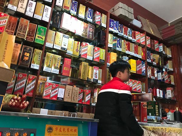 暗访假茅台勾兑灌装全程 专柜难辨真假 一瓶不到200元