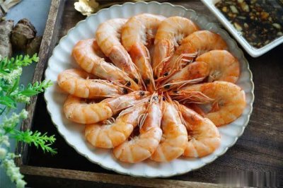 ​清水煮虾时：牢记这4个窍门，虾肉不老不柴还鲜甜，关键无腥味儿