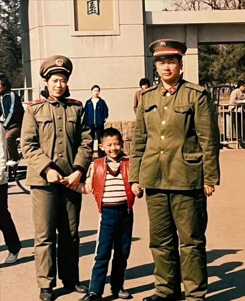 印小天妻子单身带着儿子（印小天与哈林娜离婚5年）