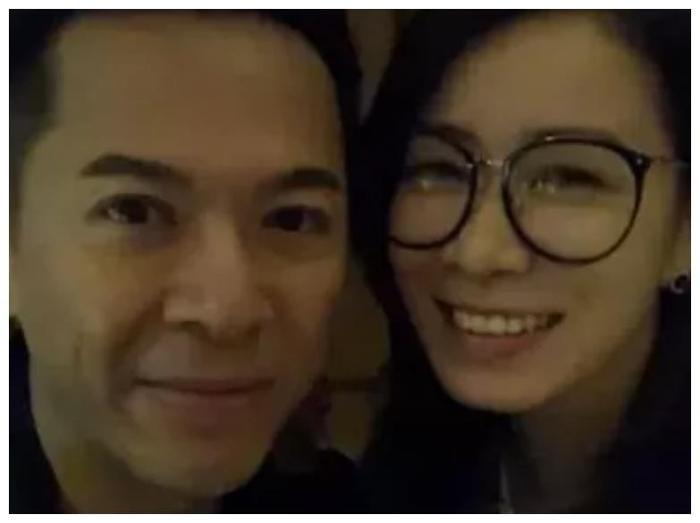 还记得21年前的通臂猿猴吗？今跟周芷若合影，帅到认不出来