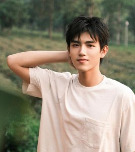 ​陈飞宇21岁生日写真曝光，粉丝直言：颜值完全长在审美点上