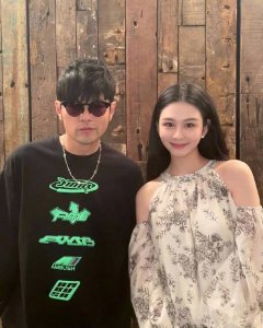 ​邱淑贞女儿沈月晒与周杰伦合影 坐VIP席看演唱会