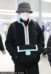 ​张若昀穿毛呢外套现身机场 搭配渔夫帽休闲轻松