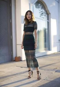​小麦肤色穿什么颜色的衣服好看(小麦肤色穿什么颜色的衣服显白)