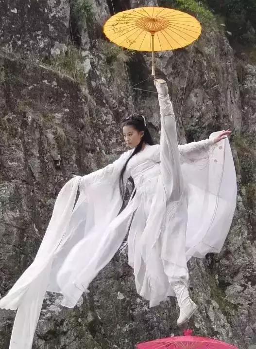 一字马哪家强? 看谁的标准呢? 赵丽颖的看起来有点假
