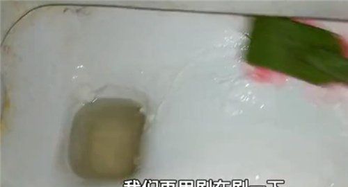 蹲坑发黄洗不掉怎么办,马桶底部黄污渍很重怎么去除图6