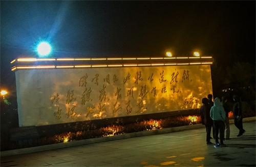 吉林：临江市江心岛陈云公园夜晚十分美丽