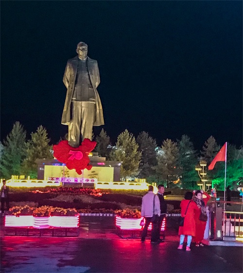 吉林：临江市江心岛陈云公园夜晚十分美丽