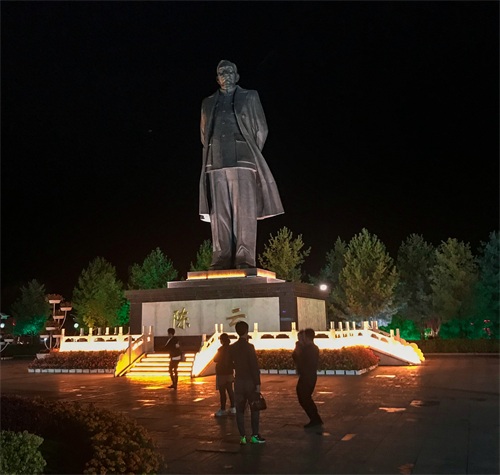 吉林：临江市江心岛陈云公园夜晚十分美丽