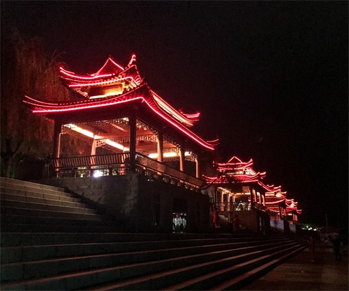 吉林：临江市江心岛陈云公园夜晚十分美丽