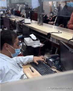 ​病人排队等候，员工却忙玩游戏：华山医院事件深度解析！