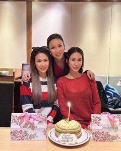 ​港姐季军庄思明与孪生姐姐共过生日，三姐妹难得同框，千娇百媚