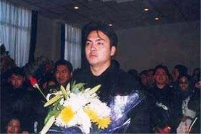 ​刘丹车祸现场揭秘（汽车失控如陀螺般打转滑行撞击护栏）