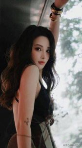 ​彭小苒个人资料及家庭背景揭秘，网友好奇她有多高，父母身份引人关注