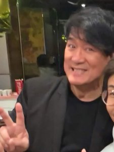 ​周华健回香港现身高档餐厅，主动为粉丝买单