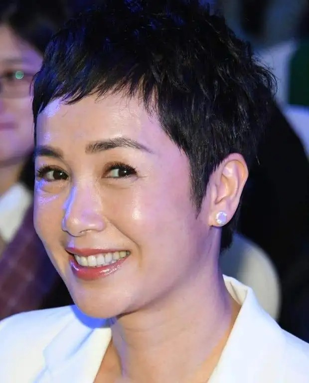 蒋雯丽屡遭丈夫顾长卫背叛（不离婚才是对他最大的报复）