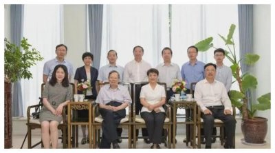​97岁杨振宁近照曝光，满脸老人斑抢镜，与44岁娇妻16年婚姻惹人羡