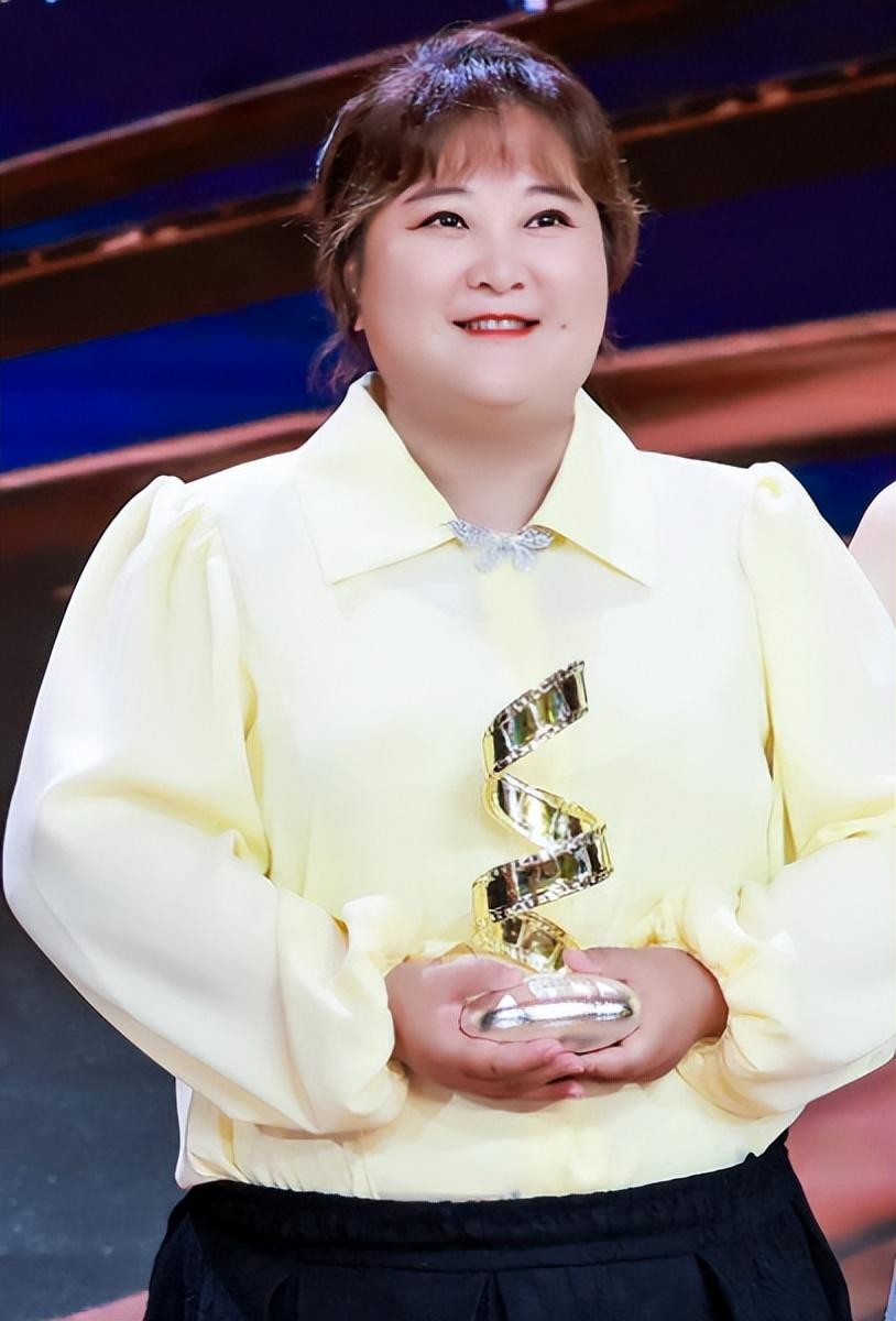 贾玲个人资料简介及 事实证明，41岁的她，早已走向另一条路