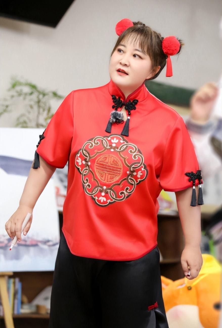 贾玲个人资料简介及 事实证明，41岁的她，早已走向另一条路