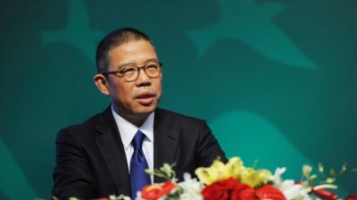 ​中国首富是谁（2025胡润百富榜：钟睒睒蝉联中国首富）