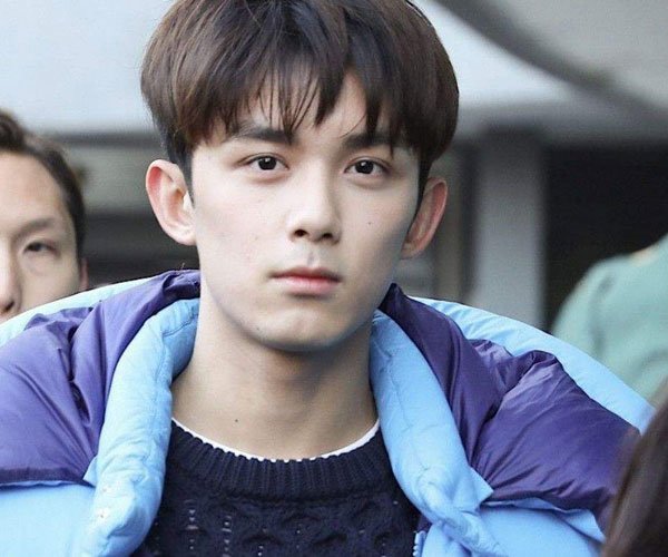 蔡徐坤素颜照 有网友恶搞他的丑图