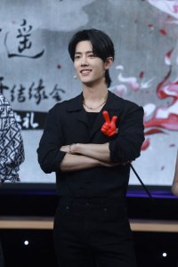 ​肖战出席玉骨遥大结局点映礼 黑衬衫狼尾造型