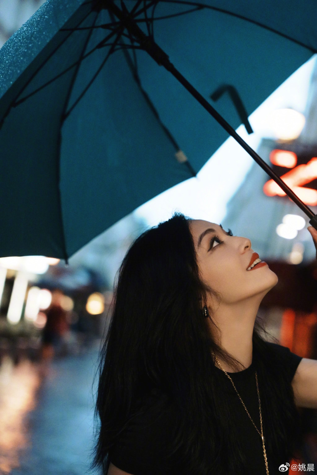 姚晨穿黑裙露美腿 雨中撑伞氛围感拉满