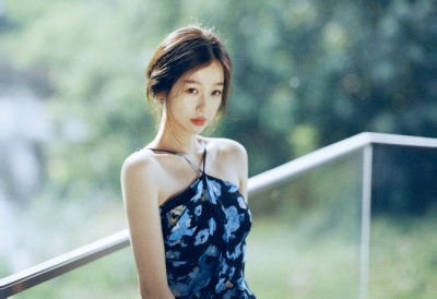 ​虞书欣穿吊带花裙露香肩 气质温柔太迷人